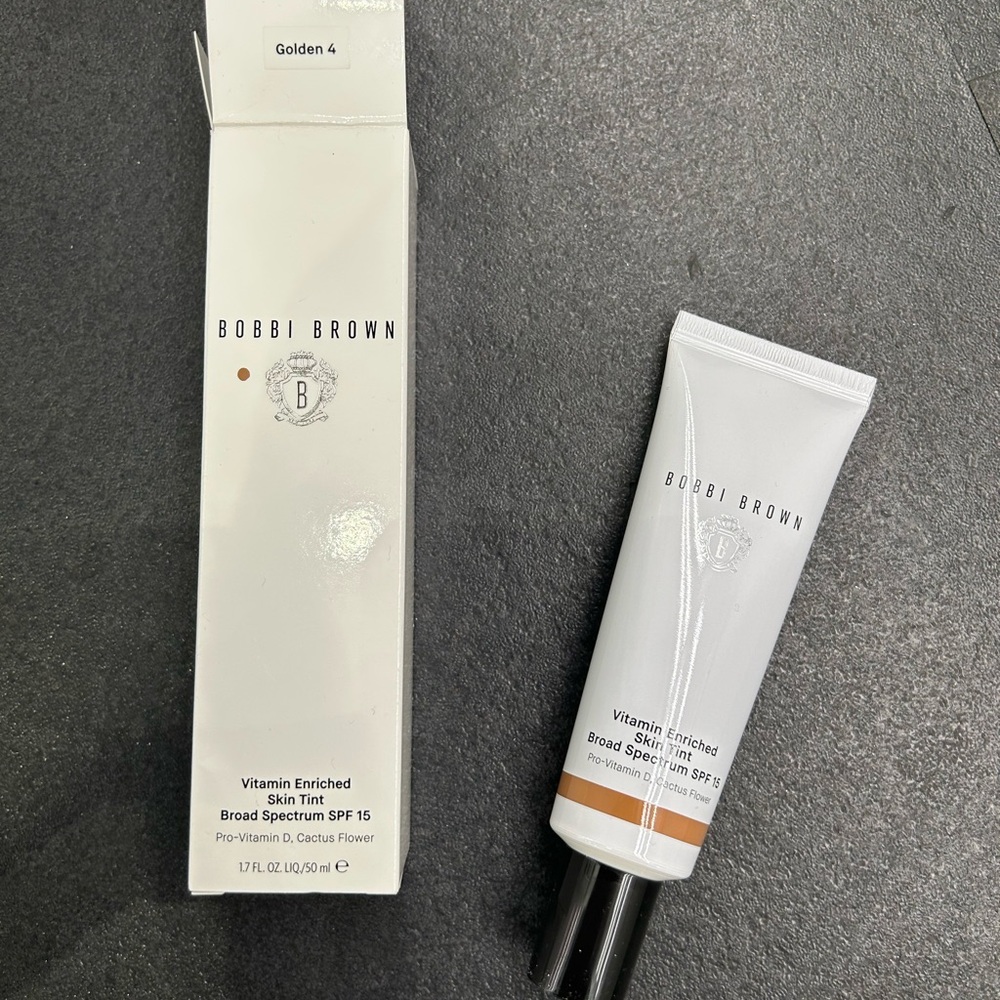 Bobbi Brown Vitamin Enriched Skin Tint Broad Spectrum SPF 15 - Golden 4